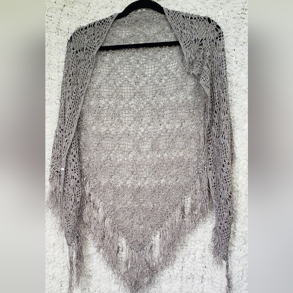 Beautiful handmade crochet knit silver gray shawl with fringe cottagecore - Picture 4 of 4